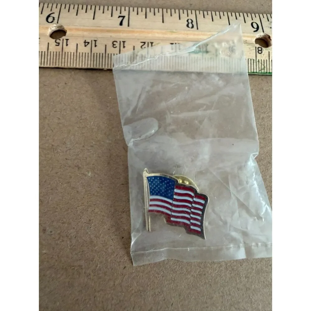 vtg USA enamel lapel pin of the american flag